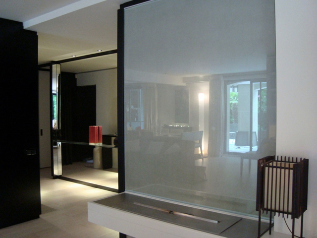 architecture intérieure, appartement contemporain, résidentiel, appartement noir et blanc, douche italienne, rétro-éclairage, verre laqué, parquet chêne, chêne blanchi, laque noire, laque blanche, suspension rotin, suspensions verre soufflé, terrasse, jardin, salon extérieur, lavabo noir, coiffeuse laquée blanche, rideaux lins blancs, lumière naturelle, miroir