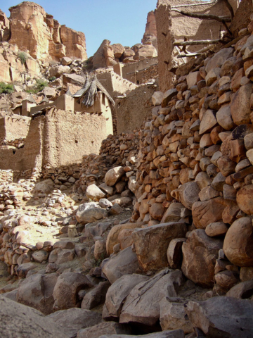 architecture vernaculaire, sustainable architecture, projet solidaire, école, bâtiment en pierre taillée, mali, pays dogon, falaise, rocher, éducation, chantier carrière de pierre