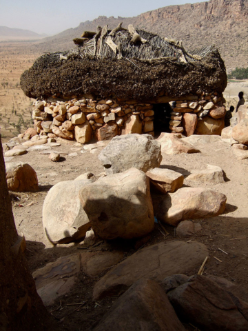 architecture vernaculaire, sustainable architecture, projet solidaire, école, bâtiment en pierre taillée, mali, pays dogon, falaise, rocher, éducation, chantier carrière de pierre