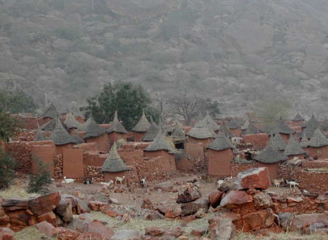 architecture vernaculaire, sustainable architecture, projet solidaire, école, bâtiment en pierre taillée, mali, pays dogon, falaise, rocher, éducation, chantier carrière de pierre