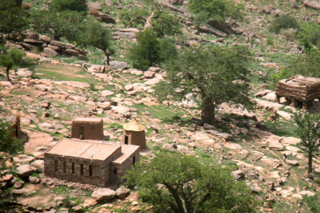 architecture vernaculaire, sustainable architecture, projet solidaire, école, bâtiment en pierre taillée, mali, pays dogon, falaise, rocher, éducation, chantier carrière de pierre.