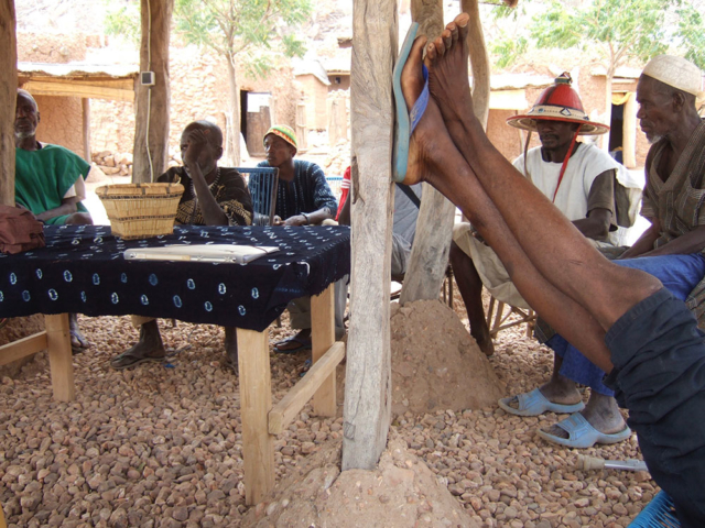 architecture vernaculaire, sustainable architecture, projet solidaire, école, bâtiment en pierre taillée, mali, pays dogon, falaise, rocher, éducation, chantier carrière de pierre