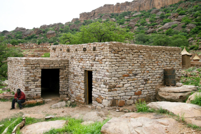 architecture vernaculaire, sustainable architecture, projet solidaire, école, bâtiment en pierre taillée, mali, pays dogon, falaise, rocher, éducation, chantier carrière de pierre.