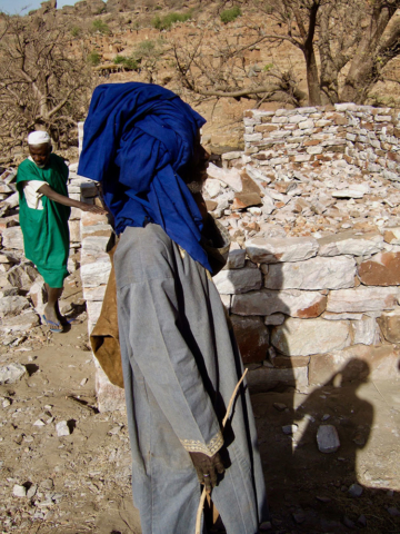 architecture vernaculaire, sustainable architecture, projet solidaire, école, bâtiment en pierre taillée, mali, pays dogon, falaise, rocher, éducation, chantier carrière de pierre