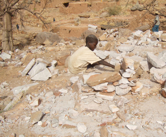 architecture vernaculaire, sustainable architecture, projet solidaire, école, bâtiment en pierre taillée, mali, pays dogon, falaise, rocher, éducation, chantier carrière de pierre