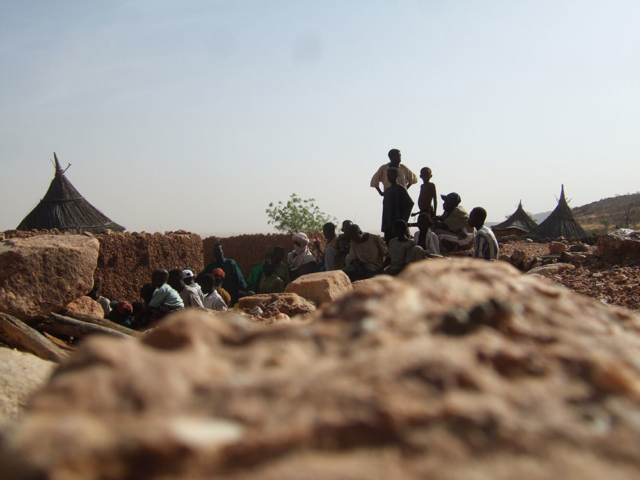 architecture vernaculaire, sustainable architecture, projet solidaire, école, bâtiment en pierre taillée, mali, pays dogon, falaise, rocher, éducation, chantier carrière de pierre