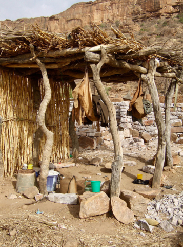 architecture vernaculaire, sustainable architecture, projet solidaire, école, bâtiment en pierre taillée, mali, pays dogon, falaise, rocher, éducation, chantier carrière de pierre