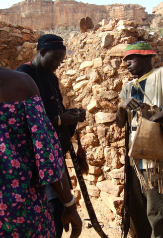 architecture vernaculaire, sustainable architecture, projet solidaire, école, bâtiment en pierre taillée, mali, pays dogon, falaise, rocher, éducation, chantier carrière de pierre