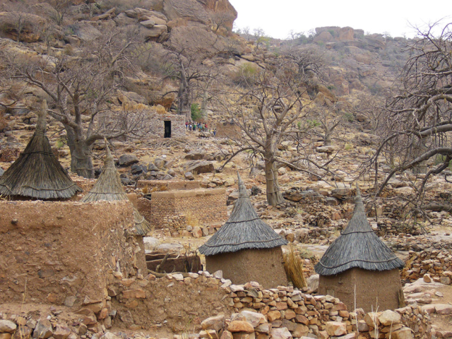 architecture vernaculaire, sustainable architecture, projet solidaire, école, bâtiment en pierre taillée, mali, pays dogon, falaise, rocher, éducation, chantier carrière de pierre.