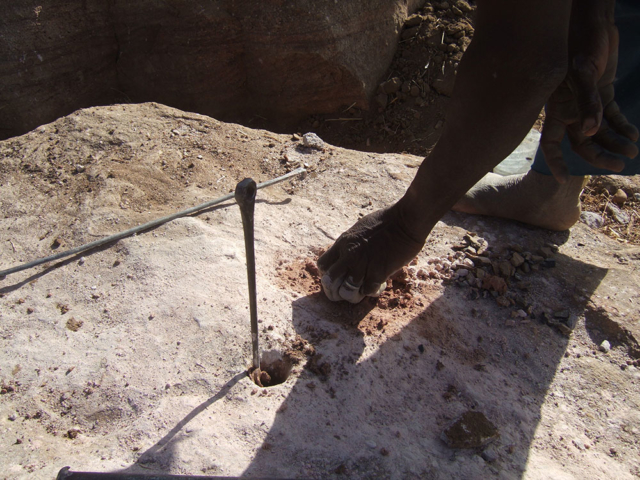 architecture vernaculaire, sustainable architecture, projet solidaire, école, bâtiment en pierre taillée, mali, pays dogon, falaise, rocher, éducation, chantier carrière de pierre