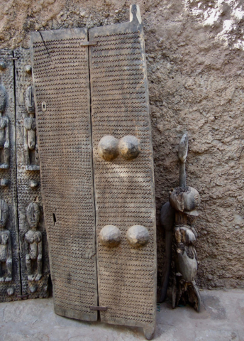 architecture vernaculaire, sustainable architecture, projet solidaire, école, bâtiment en pierre taillée, mali, pays dogon, falaise, rocher, éducation, chantier carrière de pierre